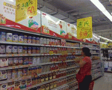 <b>括菜市场的卤味烤禽、现场制售的面包糕饼及保</b>